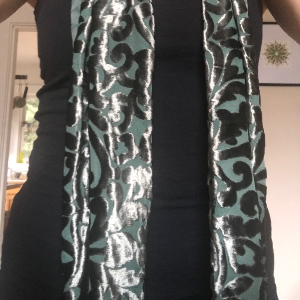 🌷🌷 Burned velvet like teal scarf